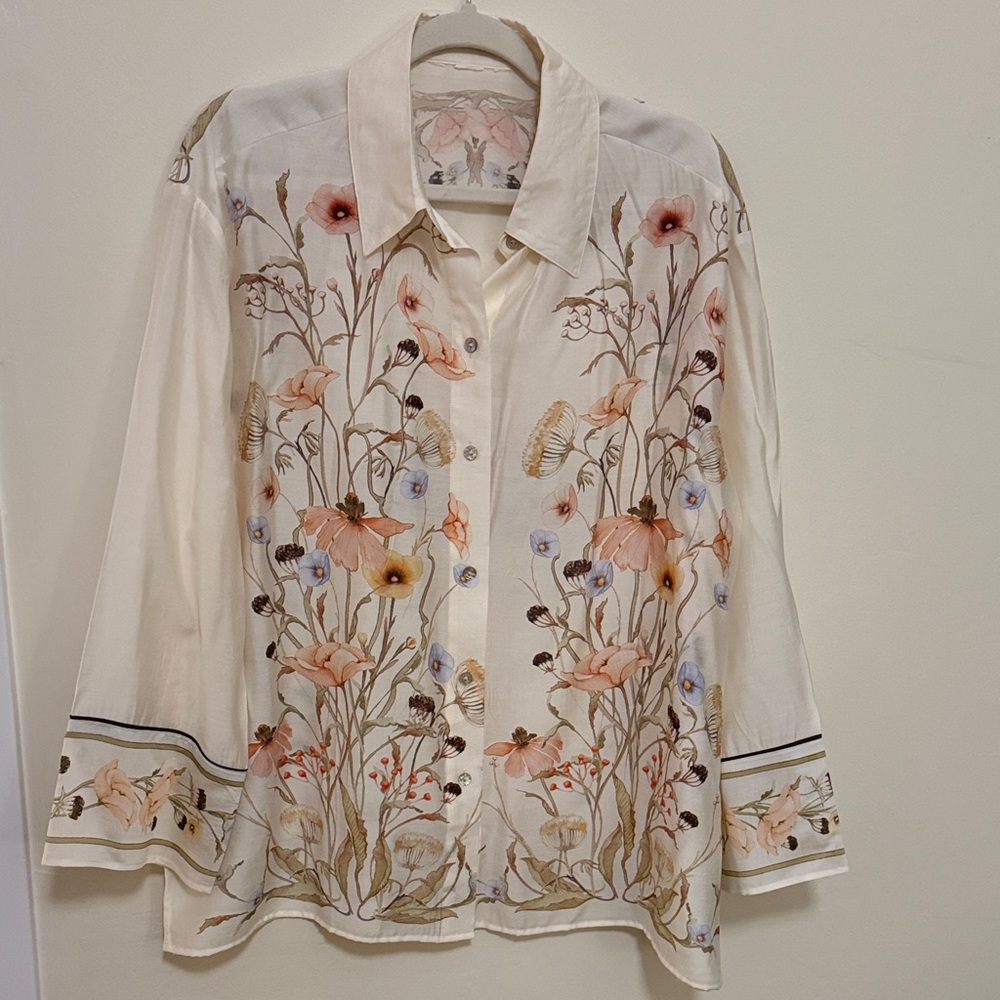 🐝 NWOT Floral Print Button-Up Shirt